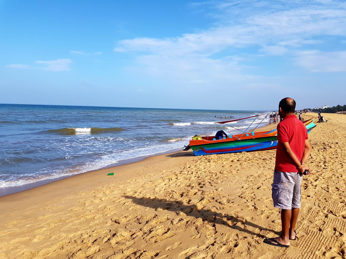 Oasis Beach Hotel Negombo Bagian luar foto