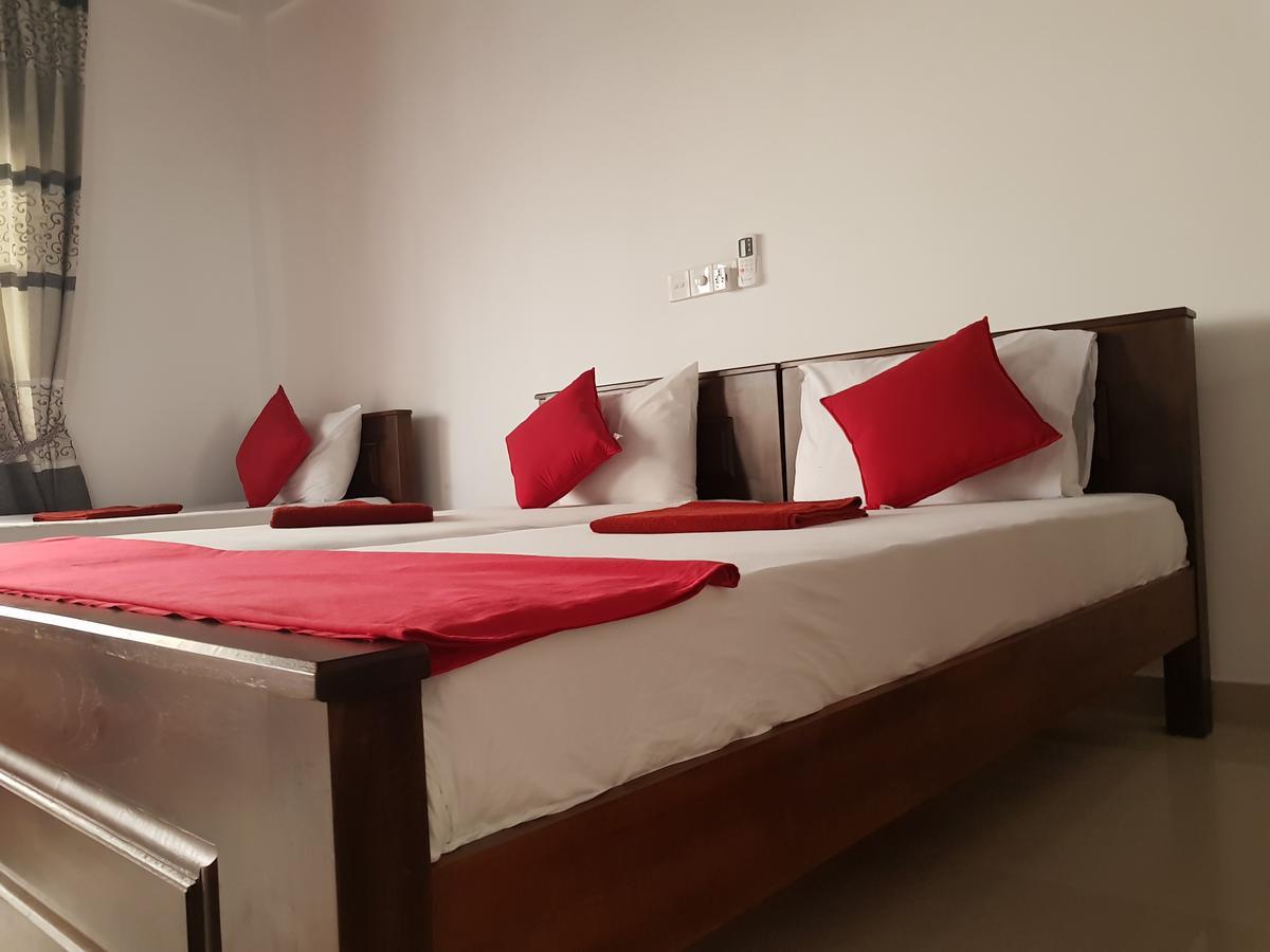 Oasis Beach Hotel Negombo Bagian luar foto