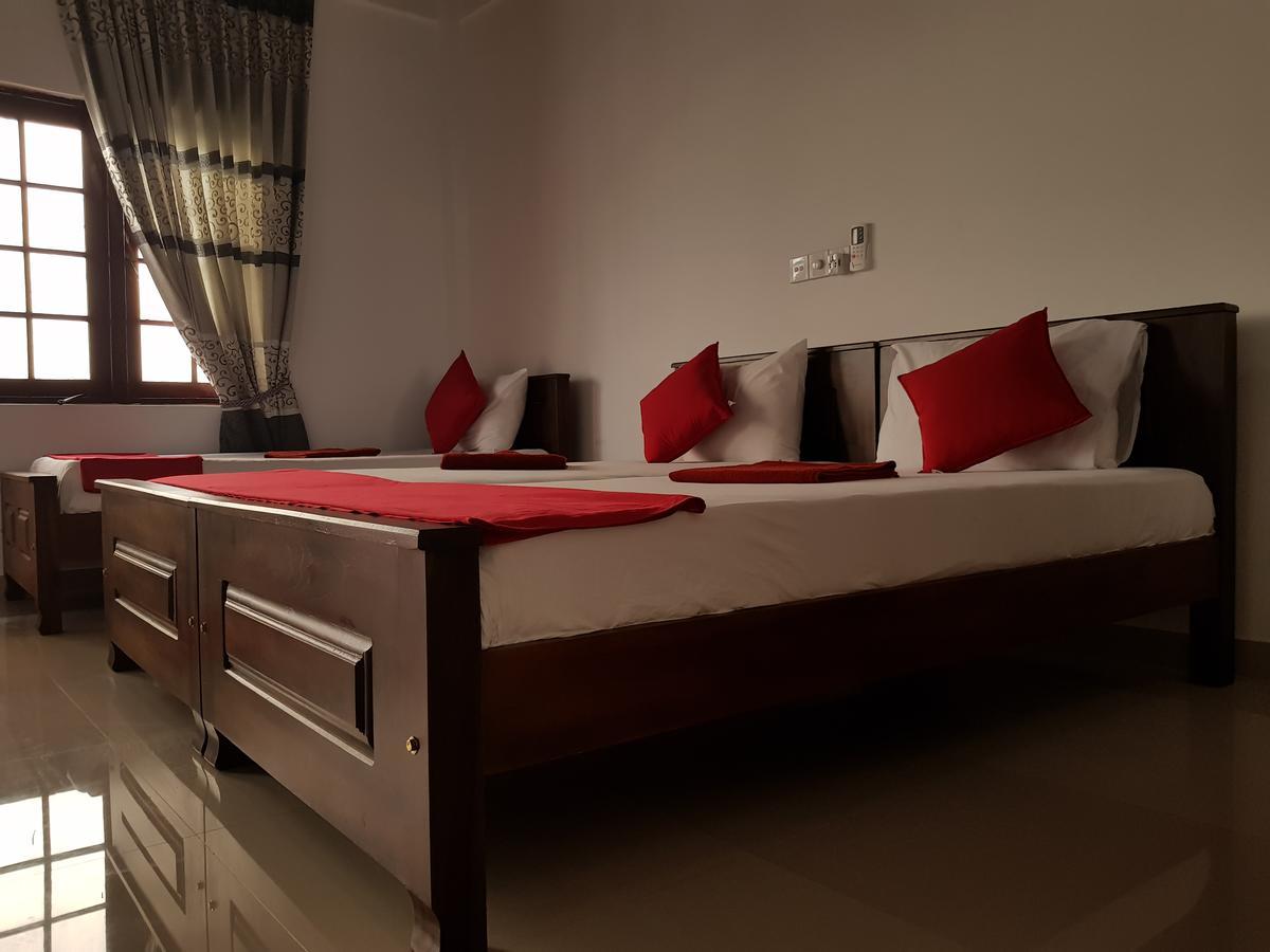Oasis Beach Hotel Negombo Bagian luar foto
