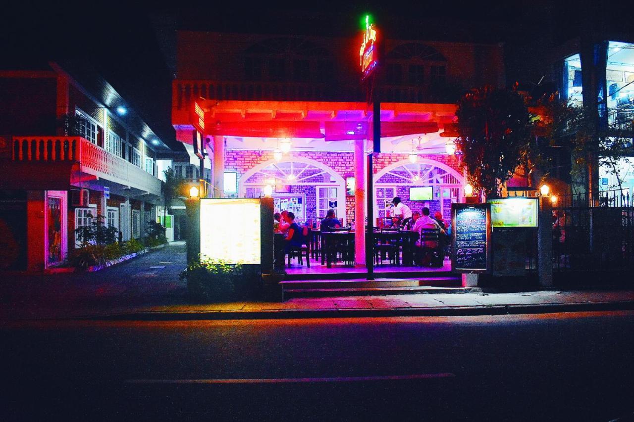 Oasis Beach Hotel Negombo Bagian luar foto